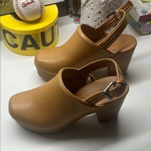 Universal Thread . Tan Women's Mules . Size 6 . NWOT